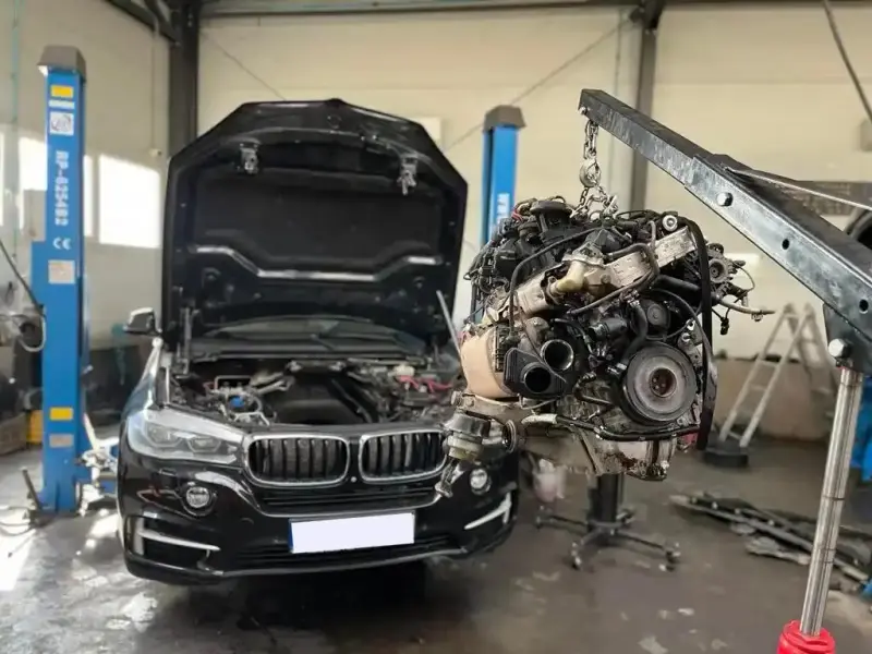 Bömbis István BMW szerelő szakértő munka közben - professzionális BMW szerviz